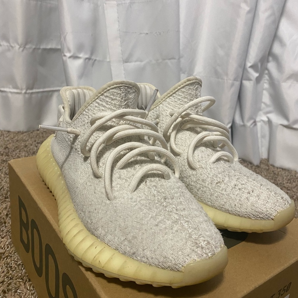 Selling my Yeezy Boost V2 ( cream ) , these are not the 2.0s